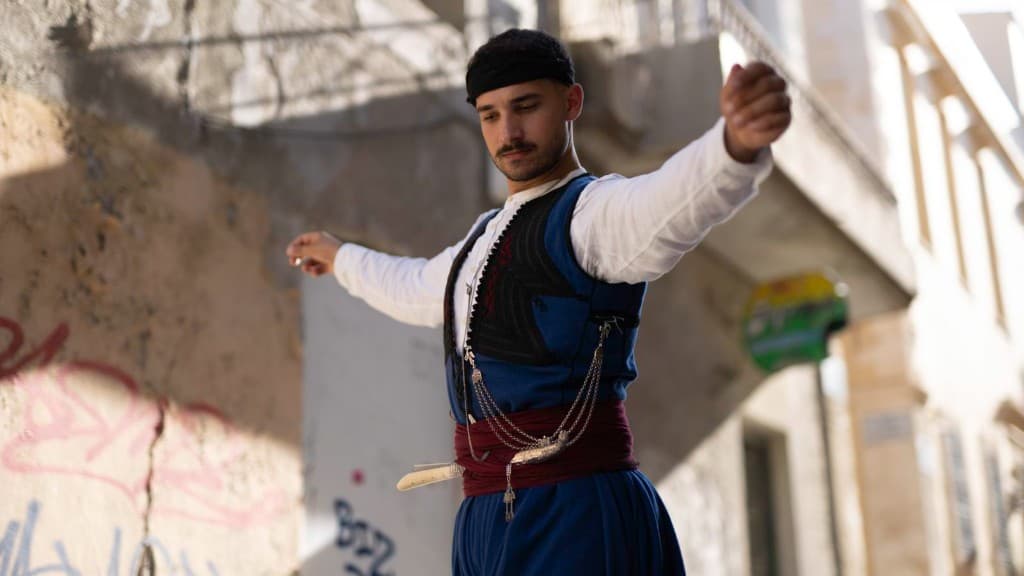 Χορευτής με παραδοσιακή κρητική φορεσιά