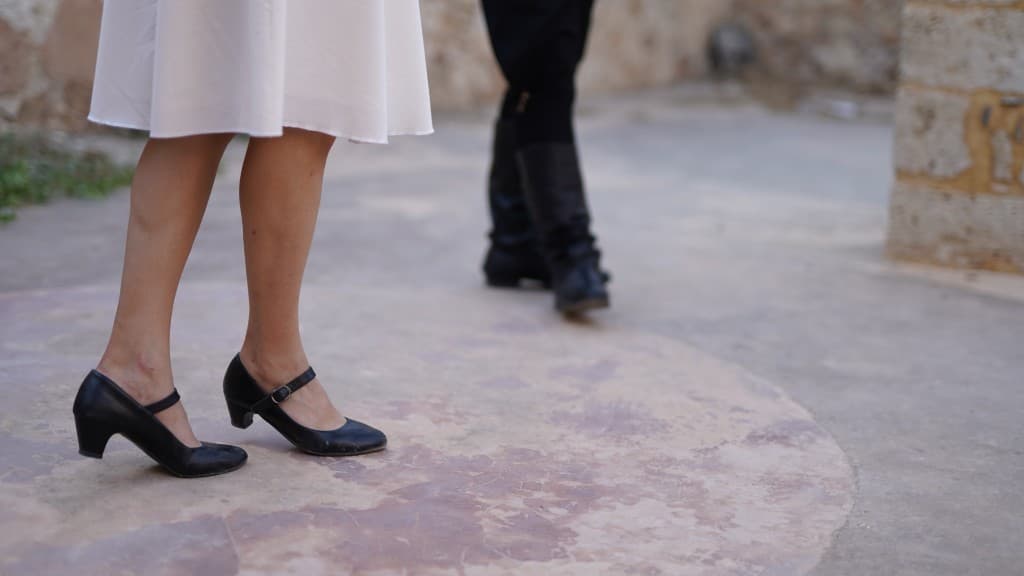 Παραδοσιακά παπούτσια χορού σε αυλή